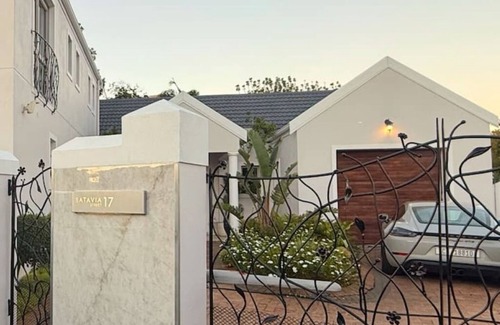 Somerset West House | Winelands, Shorelines, and Cityscapes