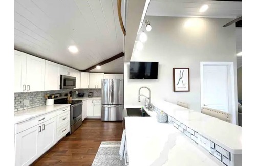 Dundee Cottage | WINERIES & BREWERIES NEARBY-NEWLY RENOVATED LAKEFRONT COTTAGE-BOAT SLIP-HOT TUB