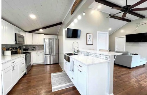 Dundee Cottage | WINERIES & BREWERIES NEARBY-NEWLY RENOVATED LAKEFRONT COTTAGE-BOAT SLIP-HOT TUB