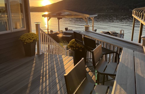 Dundee Cottage | WINERIES & BREWERIES NEARBY-NEWLY RENOVATED LAKEFRONT COTTAGE-BOAT SLIP-HOT TUB