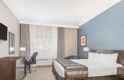 Downtown Niagara Falls Hotel | Wingate by Wyndham Niagara Falls
