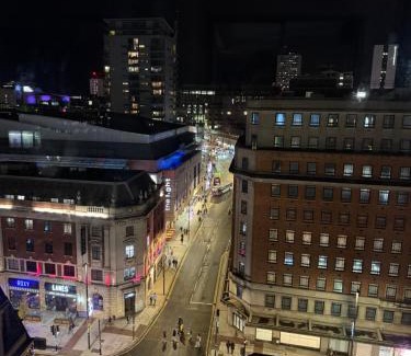 Leeds City Center Apartment | Winners of 2025 traveller Award, Elegant two bedroom city central apartment with Netflix & WiFi