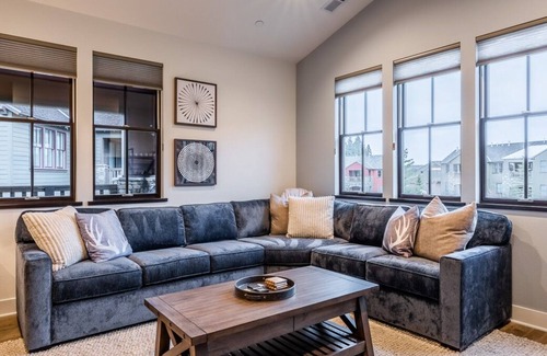 Mammoth Lakes House | Winter Availability! Welcoming, Modern Condo with Three Bedrooms plus a Flex Bonus Room