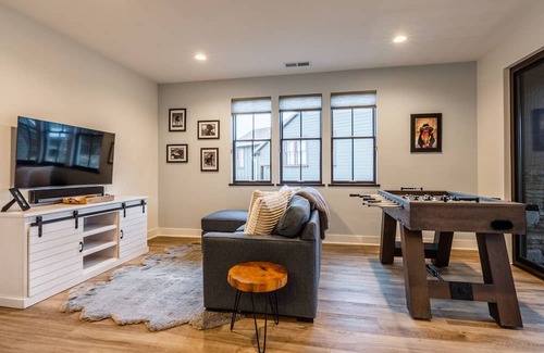 Mammoth Lakes House | Winter Availability! Welcoming, Modern Condo with Three Bedrooms plus a Flex Bonus Room