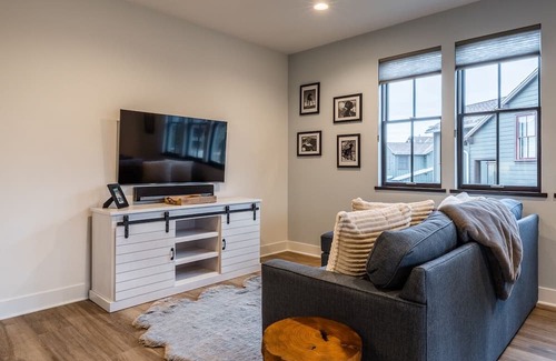 Mammoth Lakes House | Winter Availability! Welcoming, Modern Condo with Three Bedrooms plus a Flex Bonus Room
