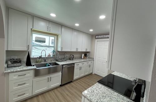 North Port House | WINTER ESCAPE to my Bright, Beautiful cottage. Close to Beaches, Shops, Fun!