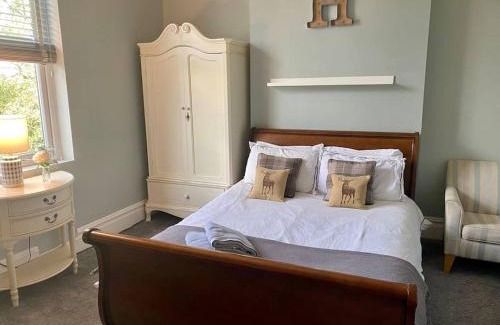 Huyton House | Winter Escape with heated pool