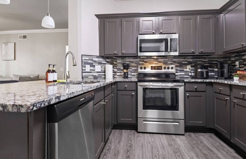 Riverpark West Apartment | Winter Modern Stay: Family & Corporate Friendly