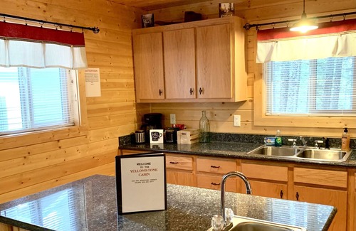 Island Park Cabin | WINTER SNOWMOBILERS-King sized bed & private bathroom! Dog friendly! HOT TUB!