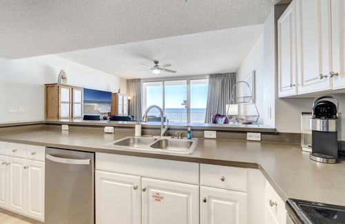 Long Beach Condo | Winter special 10% off weekly:RESERVED PARKING and free beach chair tower one305