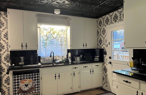 Andalusia House | Winter Wonderland Retreat 4BR-2BA – Sleeps 10, King Suite & Twin Bunks, 2 levels