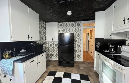 Andalusia House | Winter Wonderland Retreat 4BR-2BA – Sleeps 10, King Suite & Twin Bunks, 2 levels