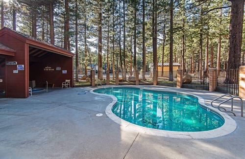 Mammoth Lakes Condo | Winterset #18 | Shared Amenities Access | Year-Round Activities!