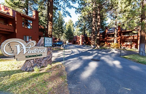 Mammoth Lakes Condo | Winterset #18 | Shared Amenities Access | Year-Round Activities!