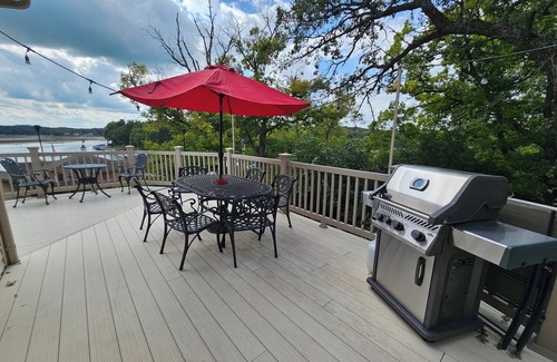 Lauderdale Lakes House | Wisconsin lake living does not get any better than this!