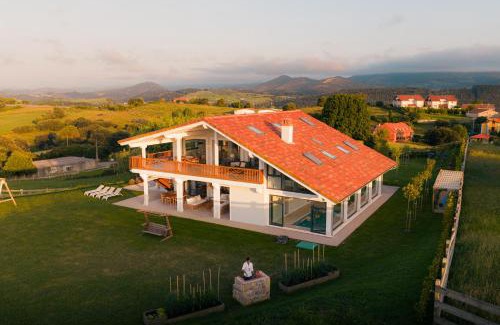 Prellezo Villa | Wishome- Increíble casa con vistas al mar y Picos de Europa - Piscina climatizada