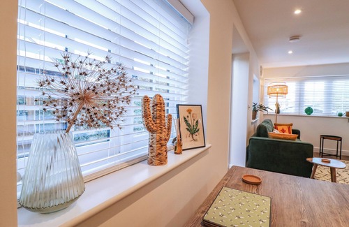 Riseley Cottage | WISTERIA VIEW, pet friendly in Riseley