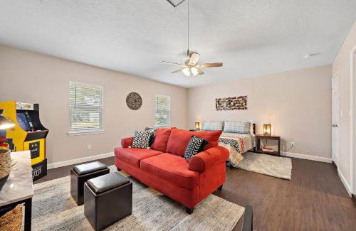 Deer Park House | with Arcade and Covered Patio Sleep 9 in this 4 Bedroom 2 Bath Home 5 star host Deer Park TX