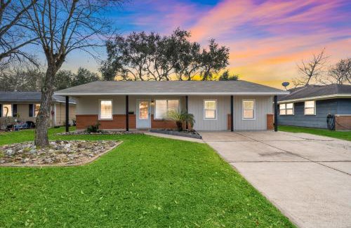 Deer Park House | with Arcade and Covered Patio Sleep 9 in this 4 Bedroom 2 Bath Home 5 star host Deer Park TX