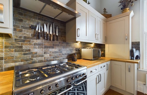 Cheltenham Apartment | Witney Court | Open Plan Kitchen/Living | Wi-Fi | Garden