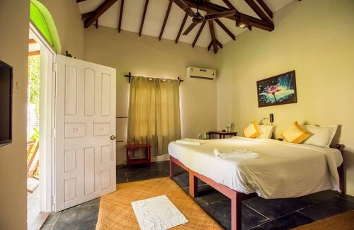 Morjim Hostel | Woke Morjim