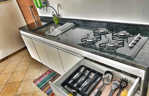 Rio Vermelho Condo | Wonderful beach view 1 bed apt incredible location AC GYM POOl WiFi car garage.