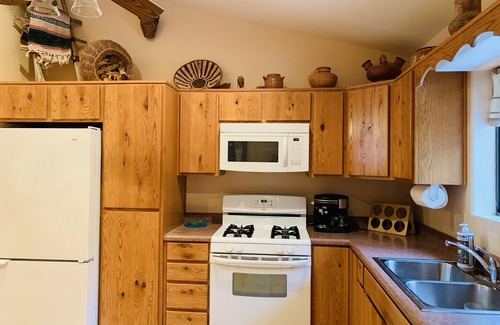 Pinetop House | Wonderful dog friendly log cabin to enjoy the cool mountain weather.