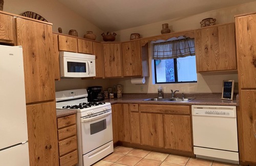 Pinetop House | Wonderful dog friendly log cabin to enjoy the cool mountain weather.