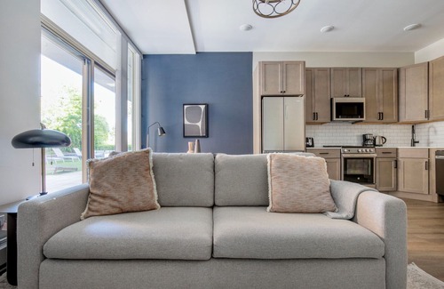 Edgewater Beach Apartment | Wonderful Edgewater 1BR w/Patio Deck & Gym, near lake, by Blueground