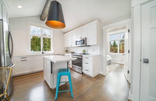 Market House | Wonderful Kirkland Guest House near the beach!