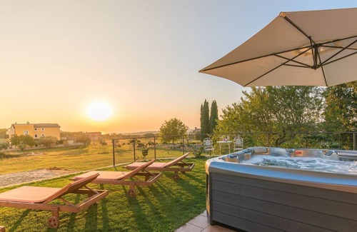 Rovinjsko Selo Cottage | Wonderful, modern villa with pool, whirlpool and garden, near Rovinj