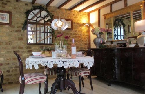 Bloxham House | Wonderful Picturesque Countryside Cottage