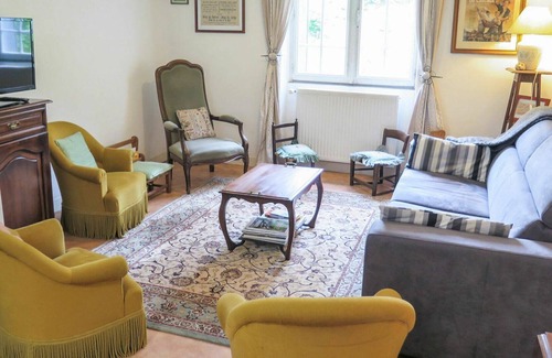 Montignac Villa | Wonderful private villa for 5 guests with TV, pets allowed and parking