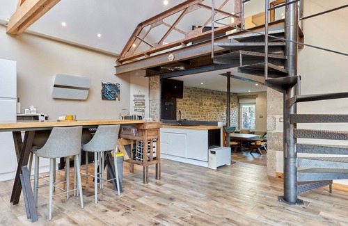 Reville House | Wonderful private villa for 8 guests with WIFI, TV, pets allowed and parking