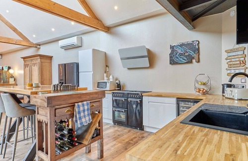 Reville House | Wonderful private villa for 8 guests with WIFI, TV, pets allowed and parking