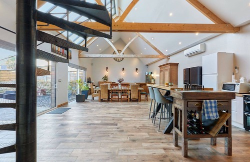 Reville House | Wonderful private villa for 8 guests with WIFI, TV, pets allowed and parking