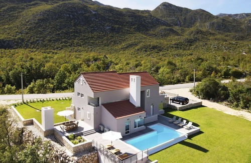 Tucepi House | Wonderful private villa for 8 people with WIFI, private pool, A/C, TV and terrace