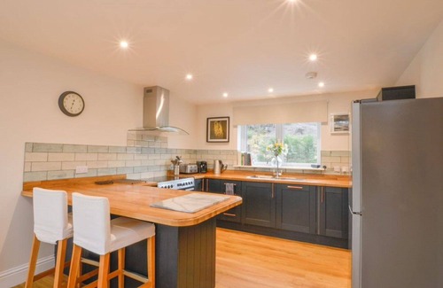 Oban House | Wonderful private villa for 6 people with hot tub, WIFI, TV, patio and pets allowed
