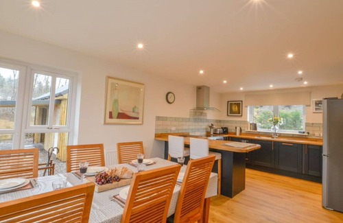 Oban House | Wonderful private villa for 6 people with hot tub, WIFI, TV, patio and pets allowed