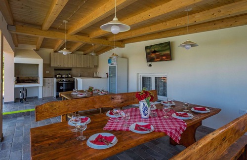 Pican House | Wonderful private villa for 10 guests with WIFI, private pool, A/C, TV, terrace and pets allowed