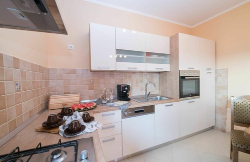 Razanac House | Wonderful private villa for 6 guests with WIFI, private pool, hot tub, A/C, TV and terrace