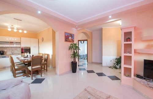 Razanac House | Wonderful private villa for 6 guests with WIFI, private pool, hot tub, A/C, TV and terrace
