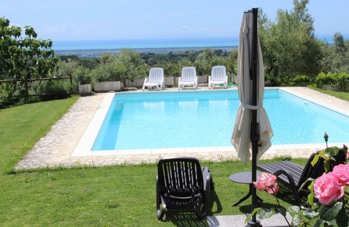 Guardistallo Villa | Wonderful villa for 6 people with WIFI, private pool, TV, pets allowed, panoramic view and park.