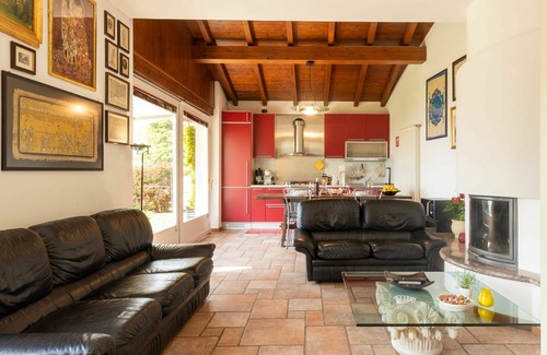Domaso House | Wonderful villa for 4 guests with WIFI, hot tub, A/C, TV, terrace and pets allowed