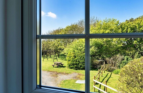 Redruth House | Wonderful villa for 4 guests with WIFI