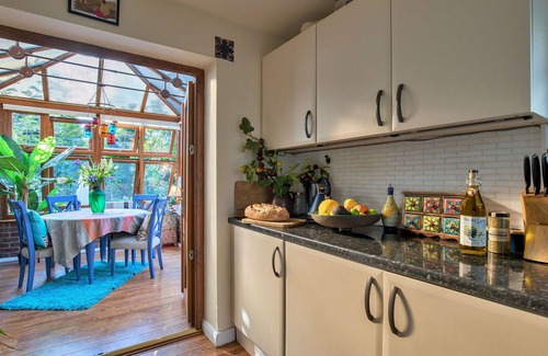 Dormansland House | Wonderful villa for 4 guests with WIFI and pets allowed
