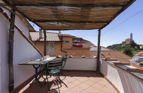 Castellaro House | Wonderful villa for 3 people with WIFI, TV, terrace, pets allowed and panoramic view