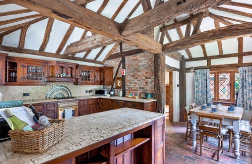 Crawley Down House | Wonderful villa for 6 people with WIFI, hot tub and TV