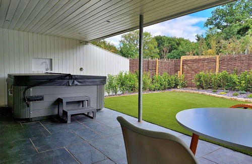 Liverton House | Wonderful villa for 2 guests with hot tub, WIFI