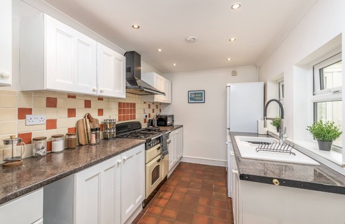 Kettering Apartment | Wood House - 5 Beds Suitable for Contractors